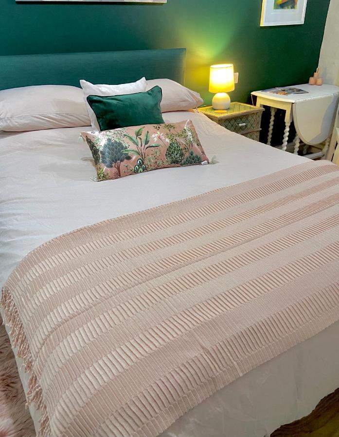 Stunning Annexe 1 Luxury Bedroom, Eating Area & Bathroom Only! Труро Екстериор снимка