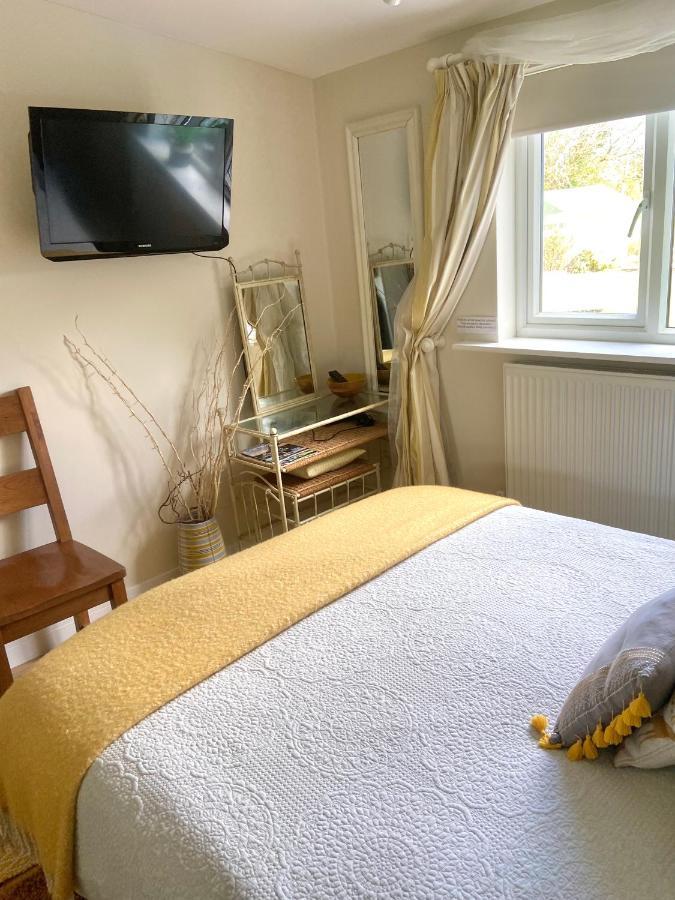 Stunning Annexe 1 Luxury Bedroom, Eating Area & Bathroom Only! Труро Екстериор снимка